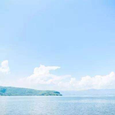 青海海西州：茶卡盐湖清澈“天空之镜”引客来访